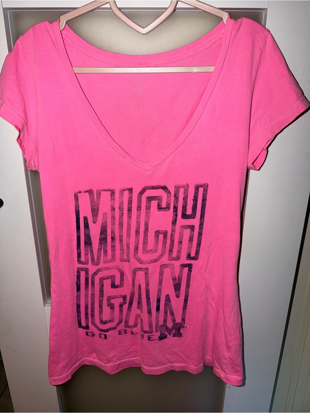 Michigan Wolverines Blue 84 Women’s L Pink V Neck Graphic T Shirt U of M